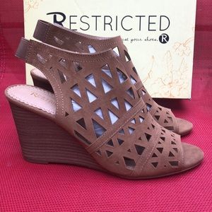 Restricted JEAN Camel Wedges